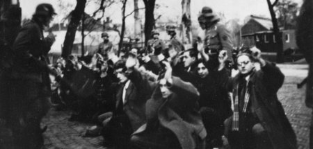 Duitse_razzia_op_het_Jonas_Daniël_Meijerplein_te_Amsterdam.jpg