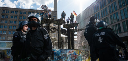 Für das Grundgesetz und für Schwarz-Rot-Gold: Demonstration von ...
