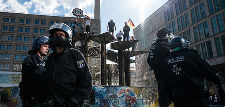 Für das Grundgesetz und für Schwarz-Rot-Gold: Demonstration von ...