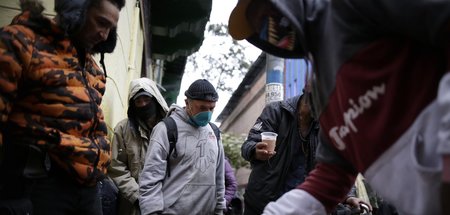 Obdachlose warten inmitten der Coronakrise in Bogota, Kolumbien 