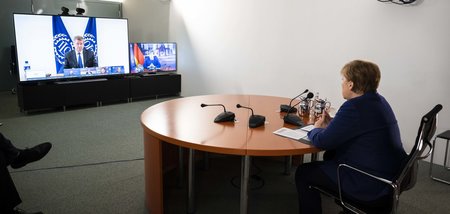 Kanzlerin Angela Merkel bei der Videoschalte zur Neuaufteilung d...