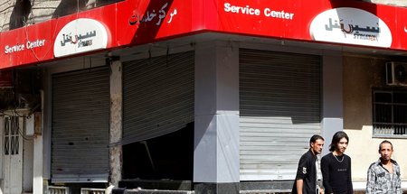 Ein zerstörter Laden des Telekommunikationunternehmens Syriatel ...