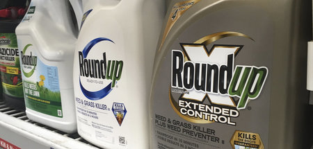 Behälter mit dem Roundup-Pflanzengift von Bayer stehen in einem ... Behälter mit dem Roundup-Pflanzengift von Bayer stehen in einem ...