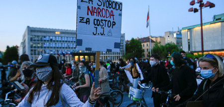 Proteste gegen rechte Regierung: Eine Demonstrantin trägt ein Pl... Proteste gegen rechte Regierung: Eine Demonstrantin trägt ein Pl...