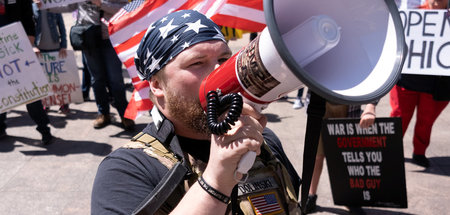 Teilnehmer einer Kundgebung gegen staatliche Pandemiemaßnahmen v...