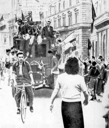 Jubelnde Demonstranten in Rom nach dem Sturz des Mussolini-Regim... Jubelnde Demonstranten in Rom nach dem Sturz des Mussolini-Regim...