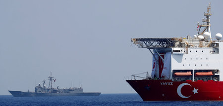 Ein türkisches Bohrschiff wird im östlichen Mittelmeer von der M...
