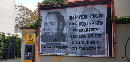 Plakatwand zum Gedenken an Dieter Eich im Berliner Ortsteil Pren...