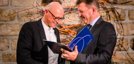 Schon 2013 gut gelaunt: Jörg Bernig (links) bekommt vom Oberbürg...