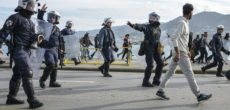 Hauptsache weg: Griechische Polizei vertreibt Flüchtende an Land...