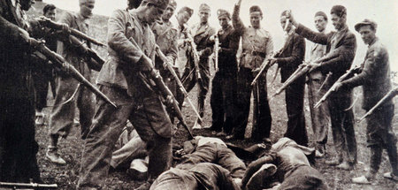 Faschistische Mörder und ihre Opfer. Kroatische Ustascha posiert...