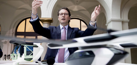 Sendungsbewusster Minister Scheuer bei einer Pressekonferenz zu ...