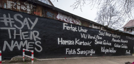 Vor einem Jugendzentrum in Hanau stehen die Namen der Opfer des ...