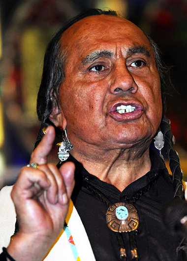 Gegen das Imperium – im Dezember 2007 proklamierte Russell Means... Gegen das Imperium – im Dezember 2007 proklamierte Russell Means...
