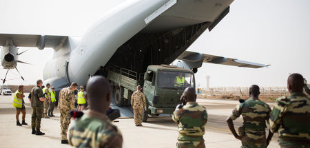 Die Bundeswehr im Senegal: Entladung einer Wasseraufbereitungsan...
