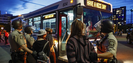 Praktische Solidarität: Busfahrer weigern sich, Gefangene zu tra...