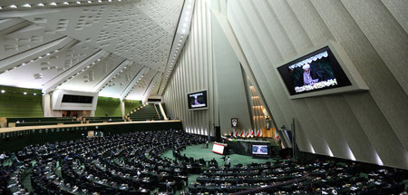 Das iranische Parlament während der konstituierenden Sitzung am ...