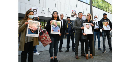 Angehörige erinnern vor dem Hessischen Landtag mit Fotos an die ...