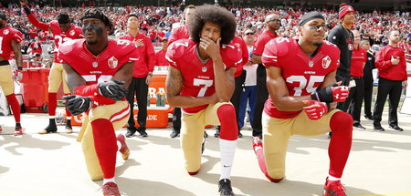 Unbequem: Colin Kaepernik (Mitte) und Teamkollegen protestieren ...