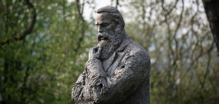 In Gedanken über die Natur versunken. Die Friedrich-Engels-Statu...