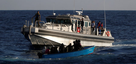 Die tunesische Marine fängt im Mittelmeer ein Flüchtlingsboot ab...