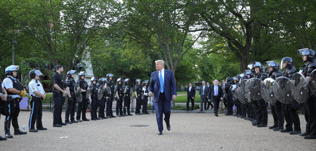 US-Präsident Trump durchquert am Montag den Lafayette-Park in Wa...