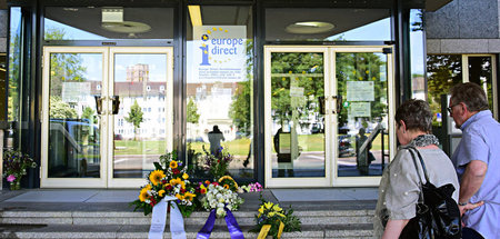 Blumen und Kränze am Dienstag vor dem Eingang des Regierungspräs...