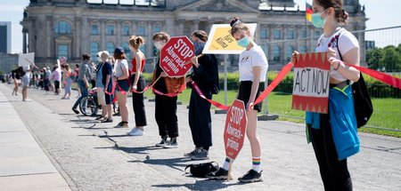 Aktivisten demonstrieren gegen mögliche Abwrackprämie während di...