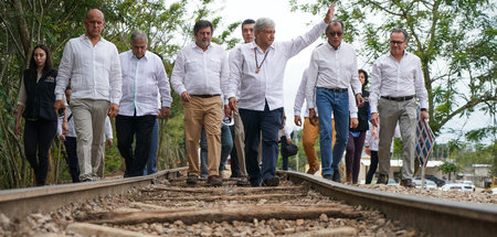 Mexikos Präsident López Obrador winkt auf einem Streckenabschnit...