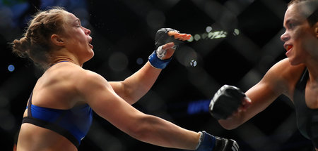 Wachablösung nach 48 Sekunden: Amanda Nunes (r.) landet einen Tr... Wachablösung nach 48 Sekunden: Amanda Nunes (r.) landet einen Tr...