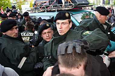 Polizei stürmte am Sonntag mehrfach in die friedliche Kundgebung... Polizei stürmte am Sonntag mehrfach in die friedliche Kundgebung...