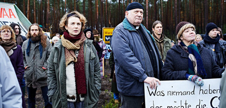 Die Gruppe um Monika Gegenfurtner (Anna Maria Sturm) und Pfarrer... Die Gruppe um Monika Gegenfurtner (Anna Maria Sturm) und Pfarrer...