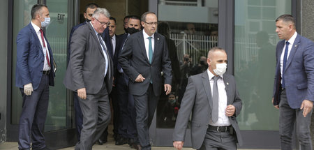 Der neue kosovarische Premierminister Avdullah Hoti (M.) verläss... Der neue kosovarische Premierminister Avdullah Hoti (M.) verläss...