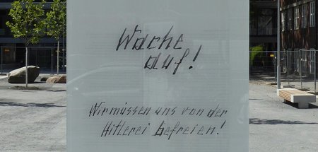2018 eingeweiht, 2020 zerstört: Stele vor dem Rathaus Wedding 2018 eingeweiht, 2020 zerstört: Stele vor dem Rathaus Wedding