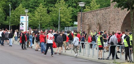 Protest-Pioniere: Die HFC-Fans sind die ersten auf der Straße (3... Protest-Pioniere: Die HFC-Fans sind die ersten auf der Straße (3...