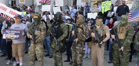 Mitglieder der »Boogaloo«-Bewegung bei Protesten gegen die Pande