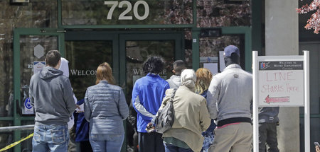 Menschen warten vor einem Arbeitsamt in Salt Lake City
