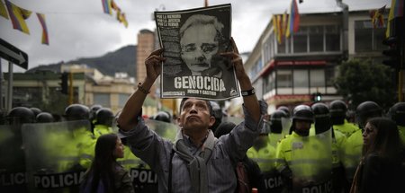 »Massenmörder«: Protest vor dem Obersten Gerichtshof in Bogotá g...