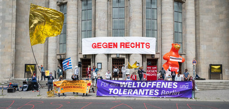 Protest gegen »Hygienedemos« vor der Volksbühne am Rosa-Luxembur...