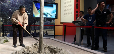 Hat nicht nur Bäume gepflanzt: Figur Deng Xiaopings in einer Aus...