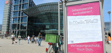 »Lösch dich«: Plakat vor dem Berliner Hauptbahnhof