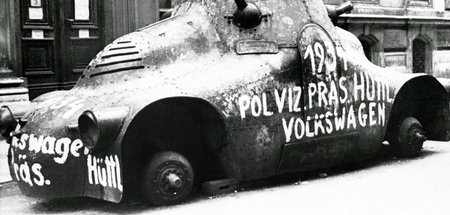 Mit alle Härte: Zerstörtes Panzerauto während der Februarkämpfe ...