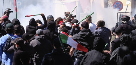 Faschistischer Mob in Rom: Gewalt gegen alle, ob Polizei, Journa... Faschistischer Mob in Rom: Gewalt gegen alle, ob Polizei, Journa...