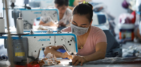 Vietnam: Beschäftigte einer Textilfirma zurück am Arbeitsplatz, ... Vietnam: Beschäftigte einer Textilfirma zurück am Arbeitsplatz, ...