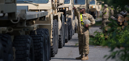 Dort ist die Ausfahrt: US-Militärfahrzeuge beim Auftanken in Aug... Dort ist die Ausfahrt: US-Militärfahrzeuge beim Auftanken in Aug...