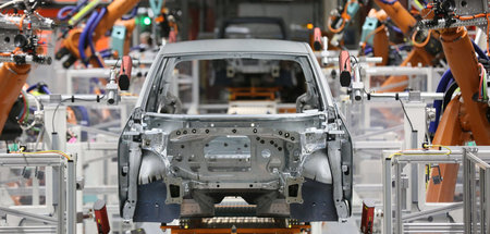 Die Produktion in den meisten Fabriken fährt erst langsam wieder... Die Produktion in den meisten Fabriken fährt erst langsam wieder...