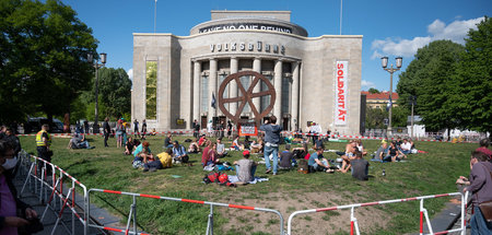Hier noch auf dem Rosa-Luxemburg-Platz: Teilnehmer der Berliner ... Hier noch auf dem Rosa-Luxemburg-Platz: Teilnehmer der Berliner ...