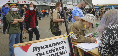 Unterstützung für Opposition: Bürger in Minsk unterschreiben für... Unterstützung für Opposition: Bürger in Minsk unterschreiben für...