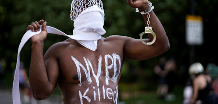 »NYPD tötet«: Demonstrationsteilnehmer protestiert am Sonntag in... »NYPD tötet«: Demonstrationsteilnehmer protestiert am Sonntag in...
