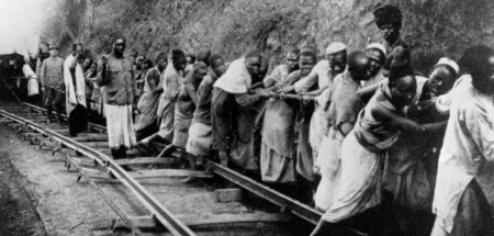 Gnadenlos verheizt: Arbeiten an einer Eisenbahnstrecke im Kongo ...
